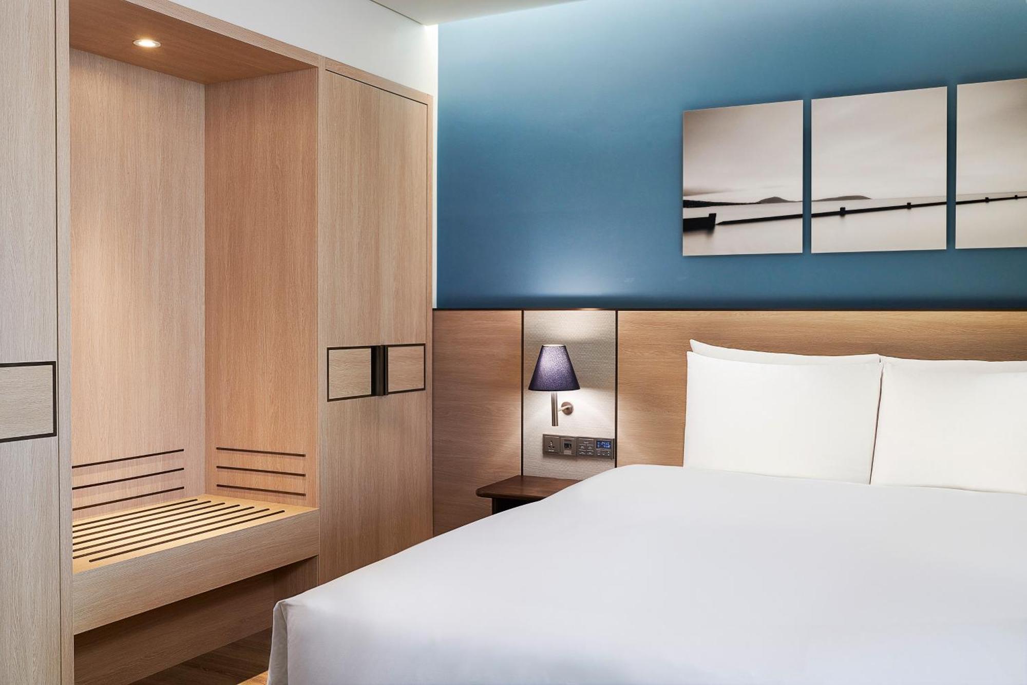 Parnas Hotel Jeju Seogwipo Exterior foto A typical room at the hotel