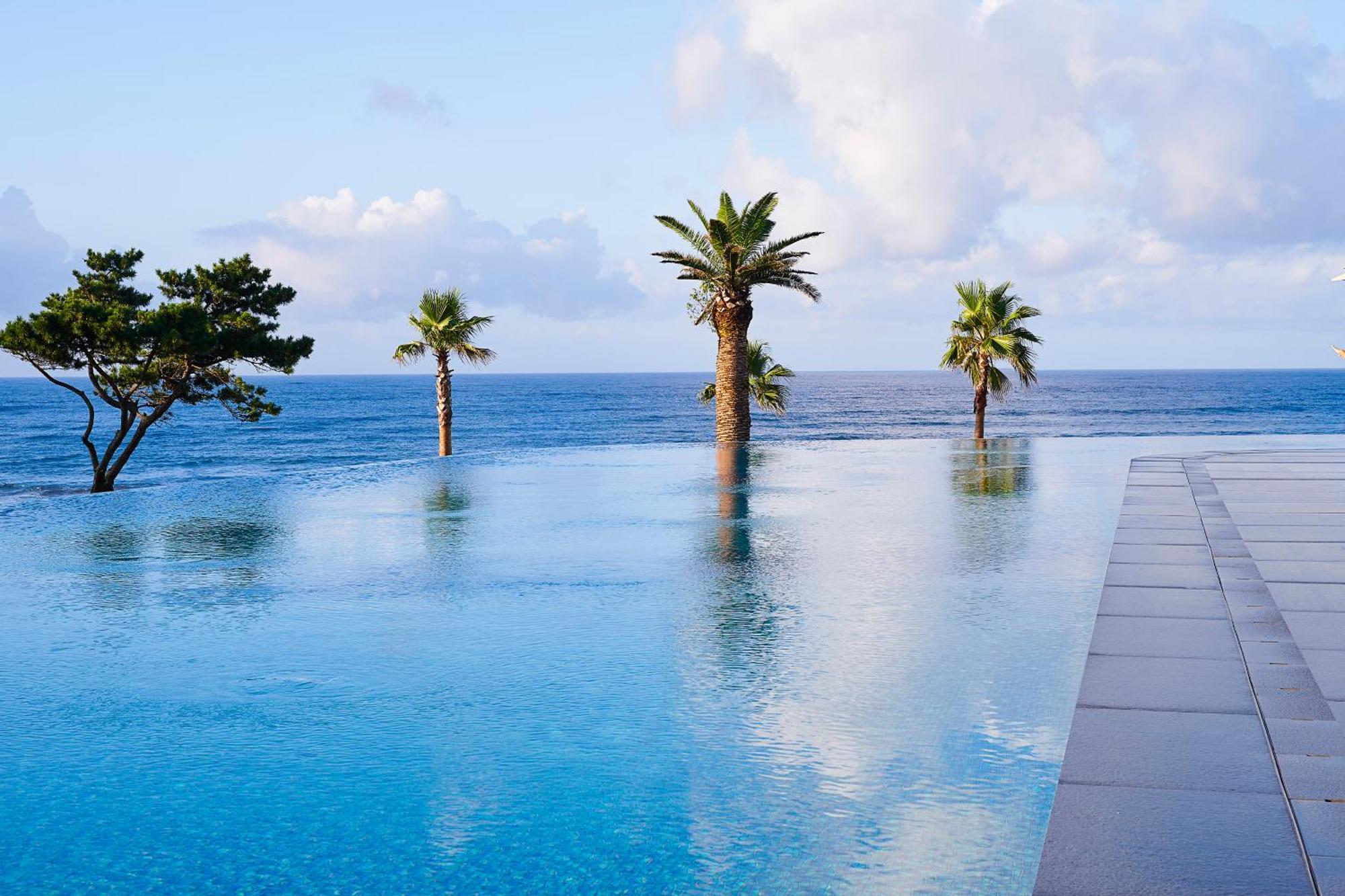 Parnas Hotel Jeju Seogwipo Exterior foto Infinity pool at the Four Seasons Resort, Maldives