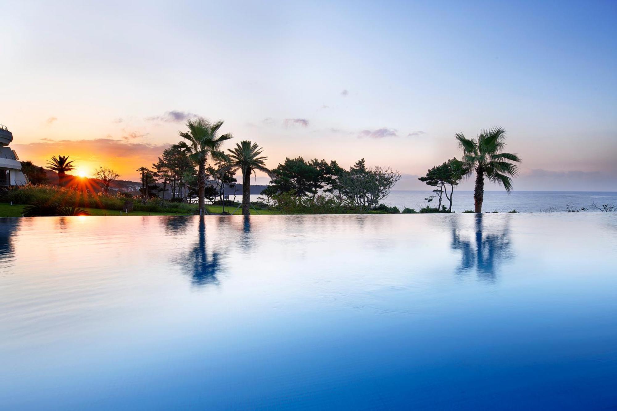 Parnas Hotel Jeju Seogwipo Exterior foto Sunrise at the resort