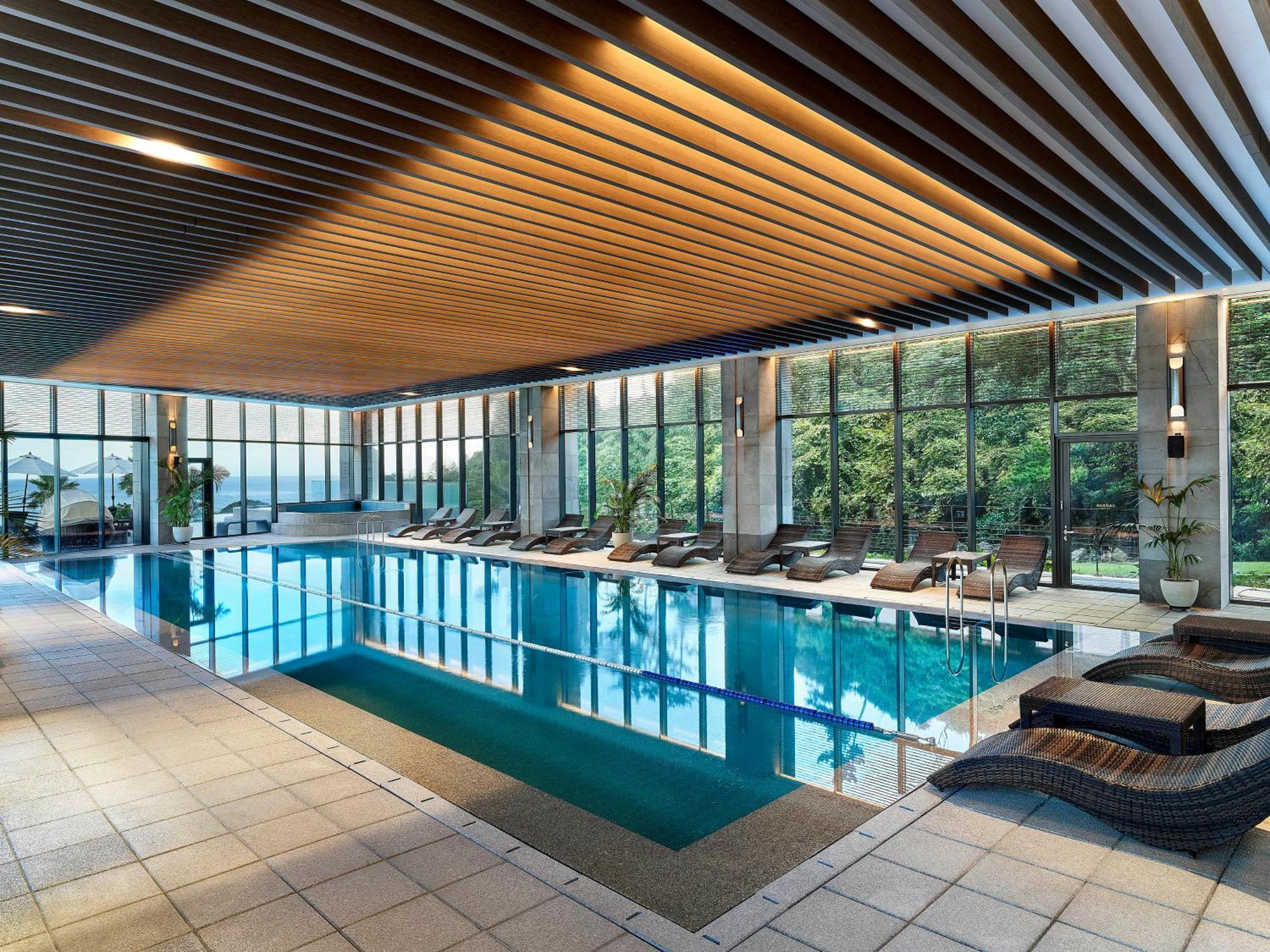 Parnas Hotel Jeju Seogwipo Exterior foto The swimming pool at the hotel