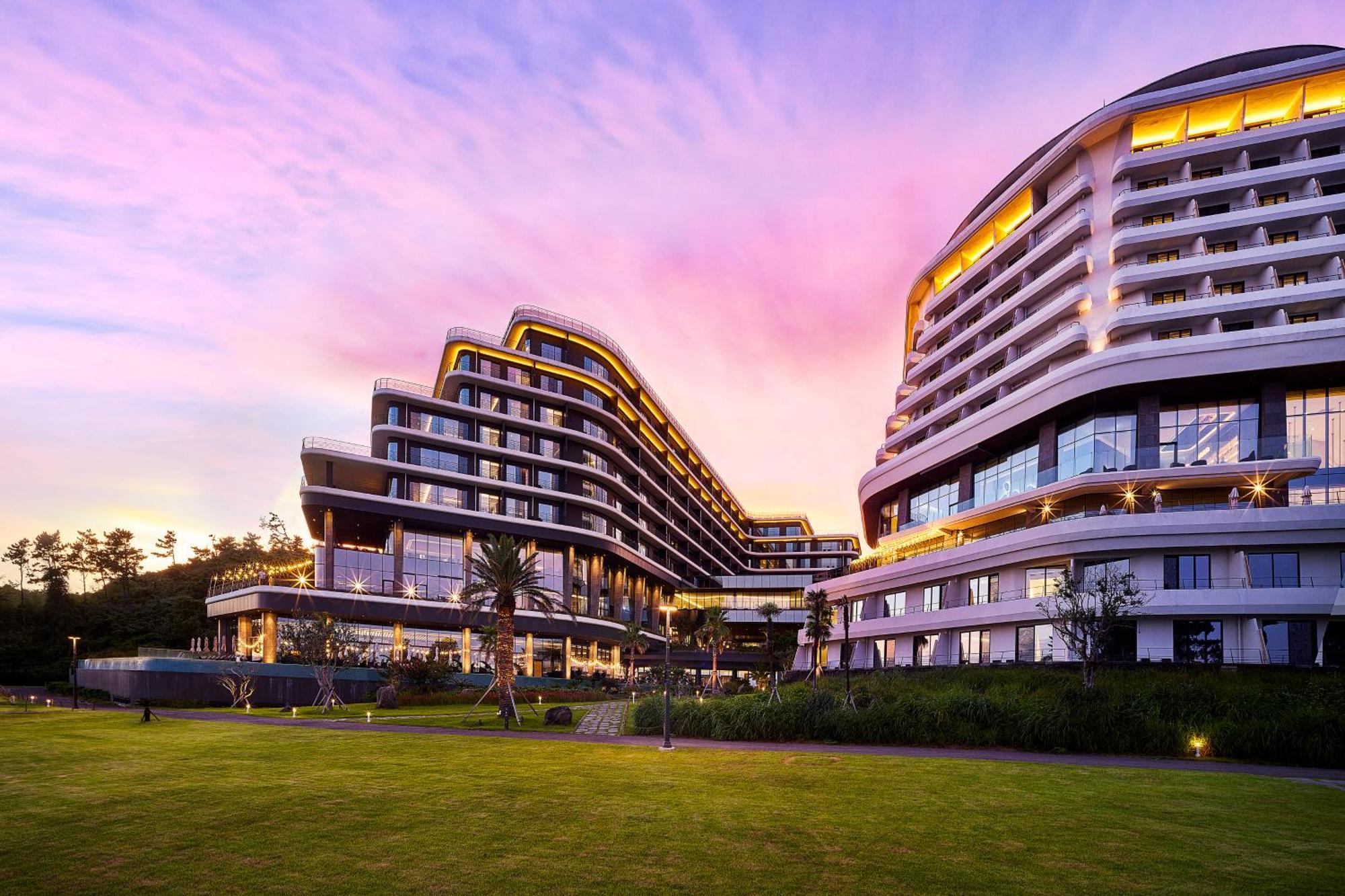 Parnas Hotel Jeju Seogwipo Exterior foto The hotel at dusk