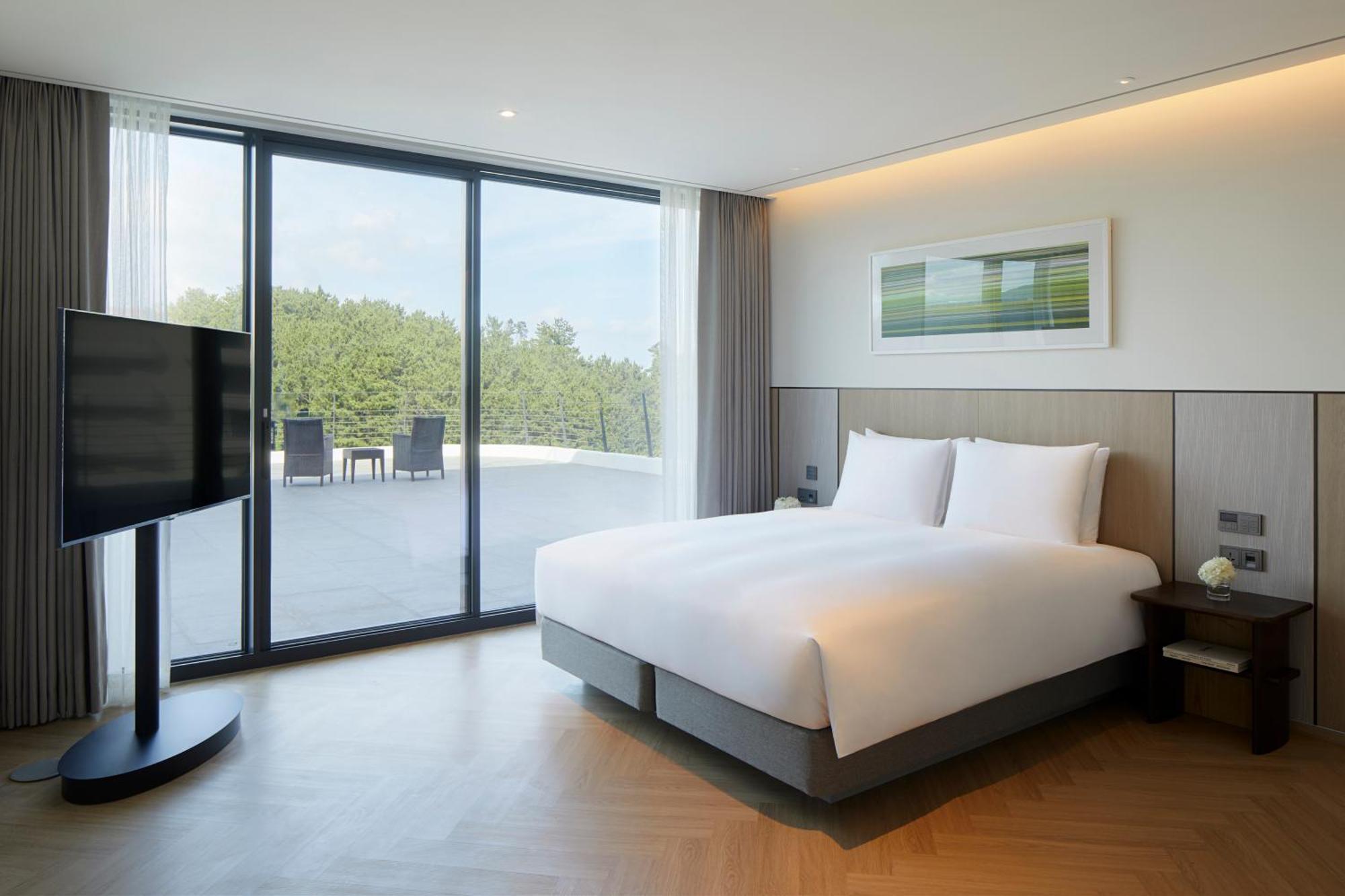 Parnas Hotel Jeju Seogwipo Exterior foto A bedroom at the hotel