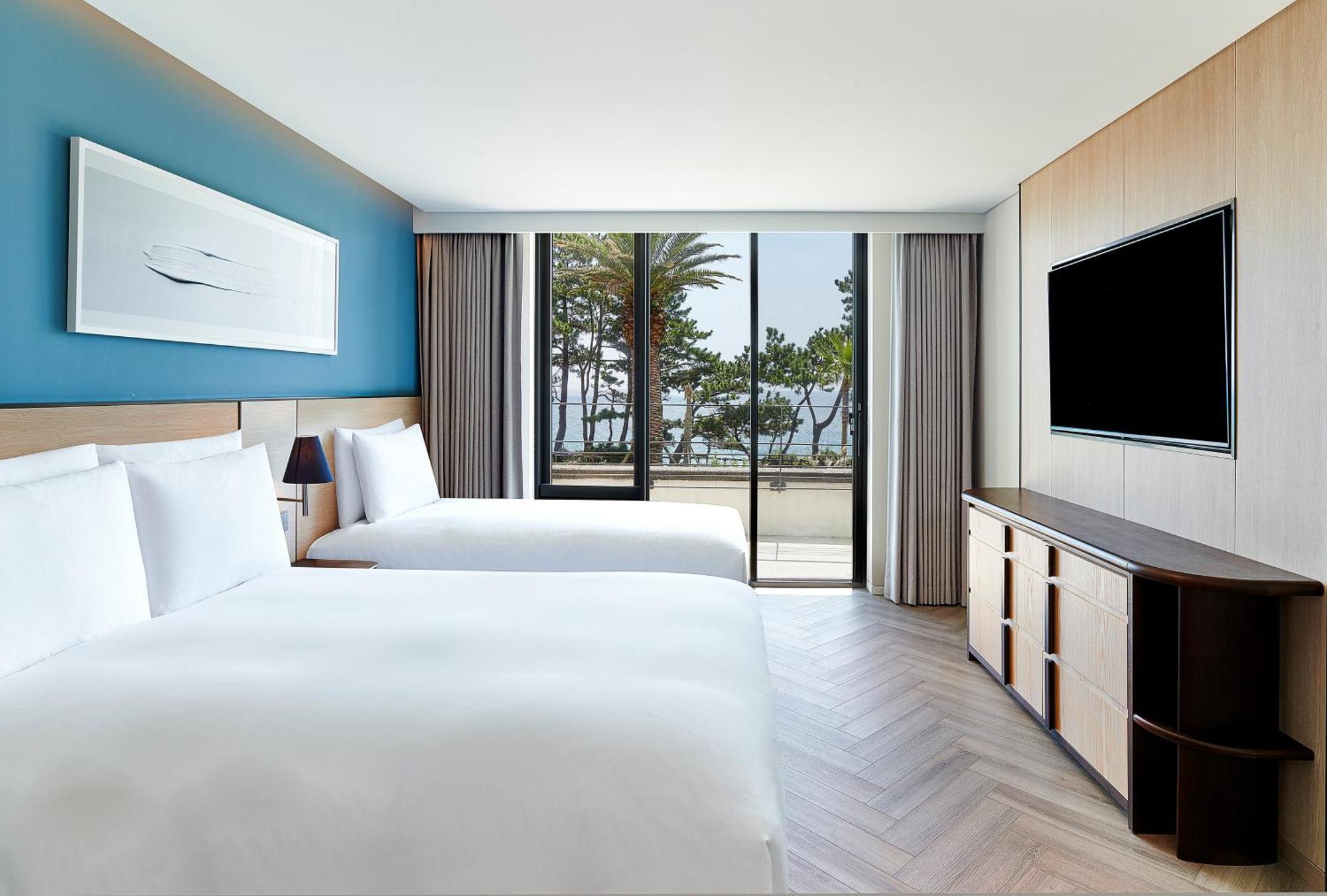 Parnas Hotel Jeju Seogwipo Exterior foto A guest room at the Hilton San Diego Bayfront