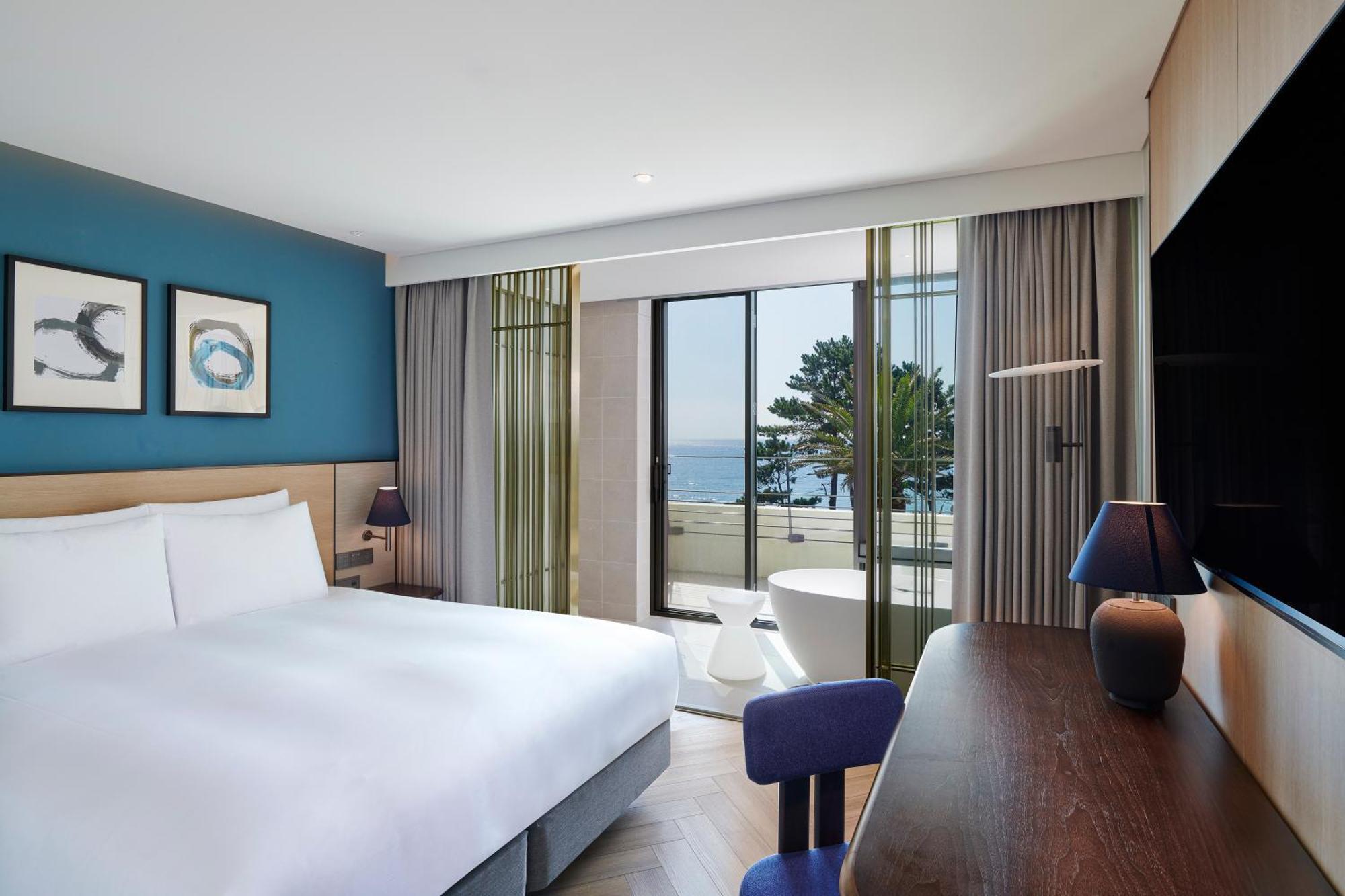 Parnas Hotel Jeju Seogwipo Exterior foto A guest room at the hotel