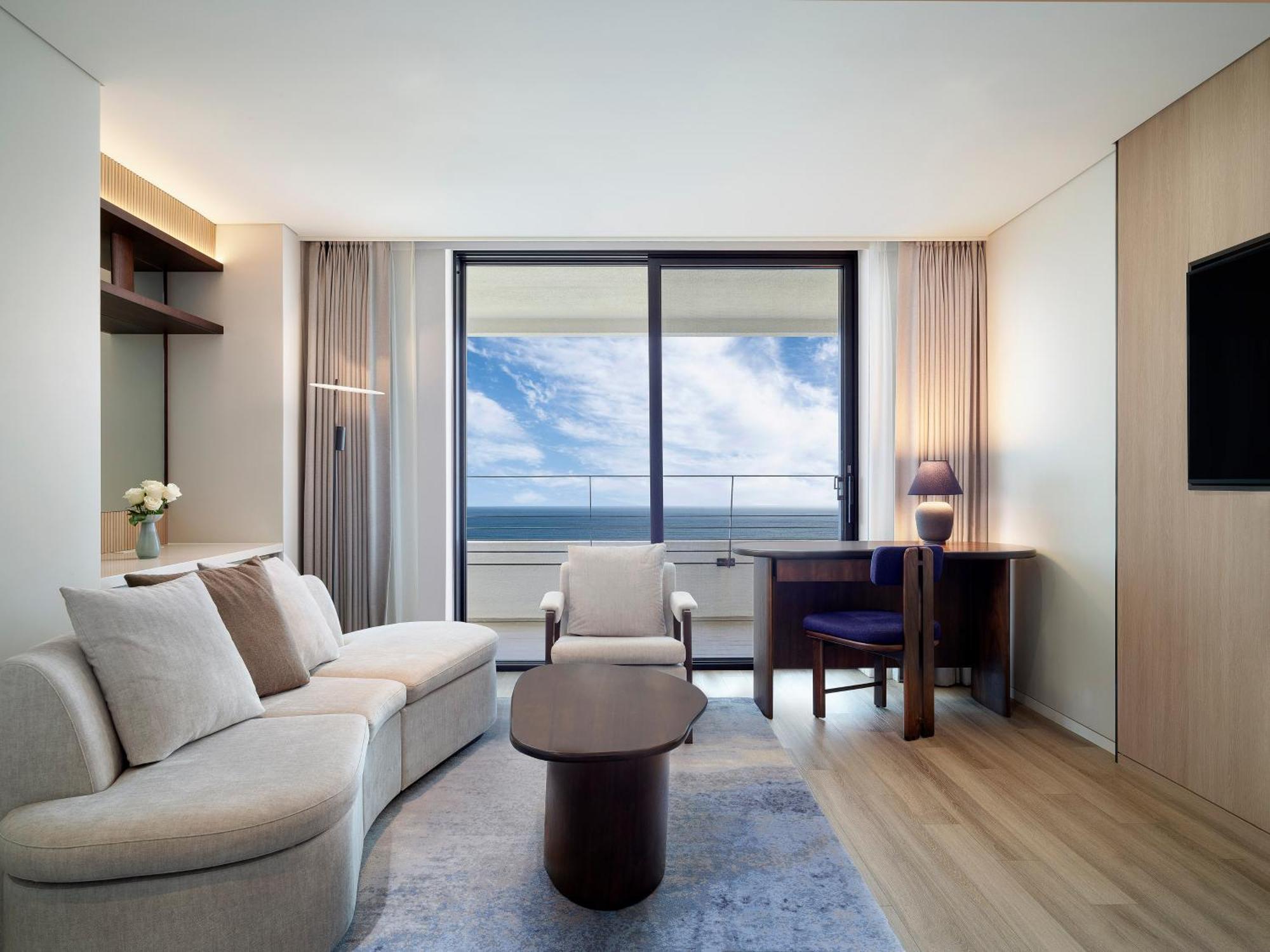 Parnas Hotel Jeju Seogwipo Exterior foto A living room at the hotel