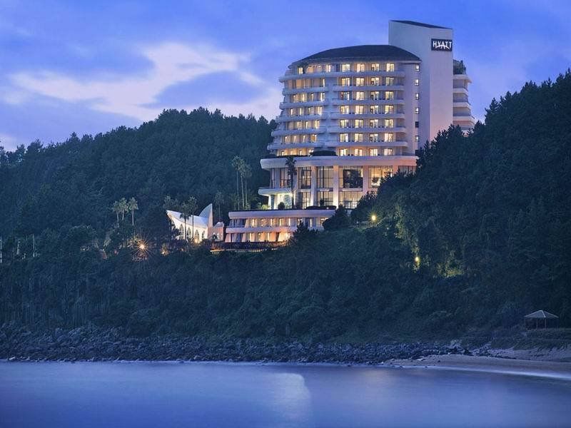 Parnas Hotel Jeju Seogwipo Exterior foto The hotel at night