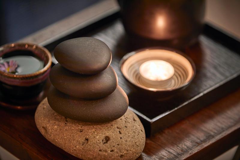 Parnas Hotel Jeju Seogwipo Exterior foto A candle and some stones
