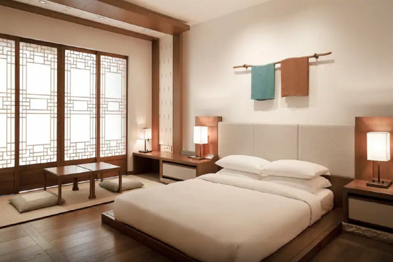 Parnas Hotel Jeju Seogwipo Exterior foto A room at the hotel
